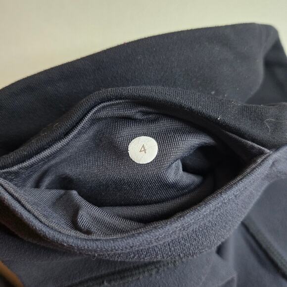 Lululemon Mid Rise Gray‎ Black Reversible Crop Leggings Women's Size 4 - Picture 9 of 9